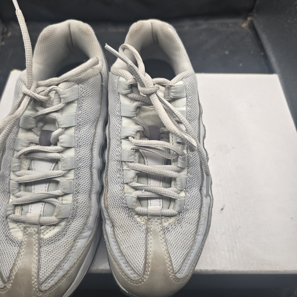 Nike Men's‎ Light Gray and White Sneakers